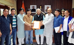 The Governor of Arunachal Pradesh Shri. P B  Acharya  with BJP members at Raj Bhavan on 29th April�2017.